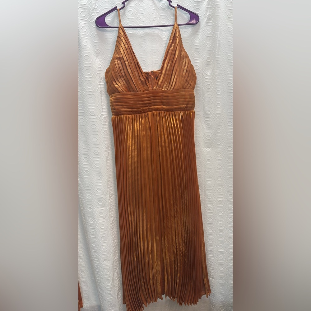 NWOT-Lulu's Pleated Dress in Rust/orange. size Large